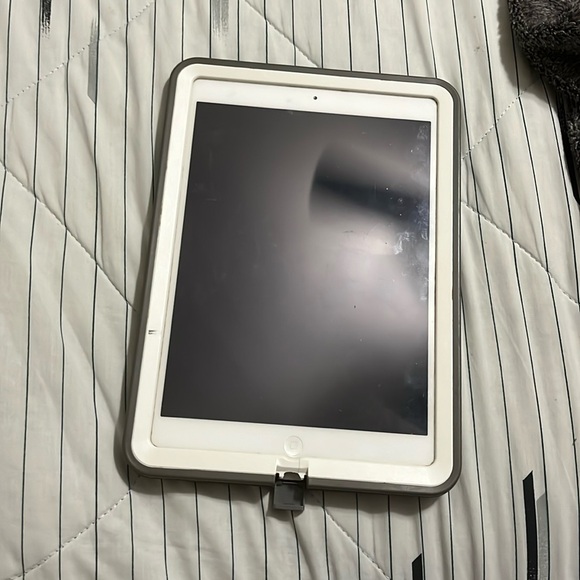 Apple iPad Air 1st generation- silver - Picture 1 of 3